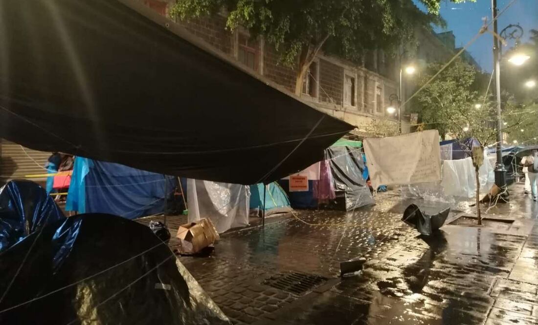 Comienzan maestros de la CNTE retirar casas de campaña en plantón de CDMX. Foto: Eduardo Dina/EL UNIVERSAL