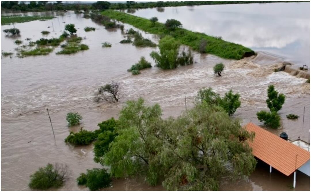 En las primeras horas de este sábado se detectó una fractura de un bordo de la presa San Joaquín con un daño en 30 hectáreas de campos de cultivo. Foto: Especial
