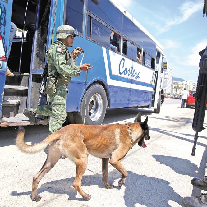 En distintos puntos del puerto de Acapulco, el día de ayer policías ministeriales, estatales y militares realizaron revisiones al transporte público para garantizar la seguridad de transportistas y pasajeros. CARLOS ALBERTO CARBAJAL. CUARTOSCURO