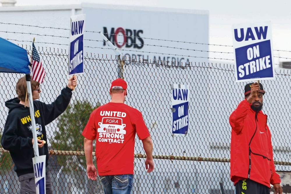 El sindicato UAW tiene como principal demanda un aumento de 40% en niveles salariales para los próximos años. Foto: Phillip L. Kaplan / AP
