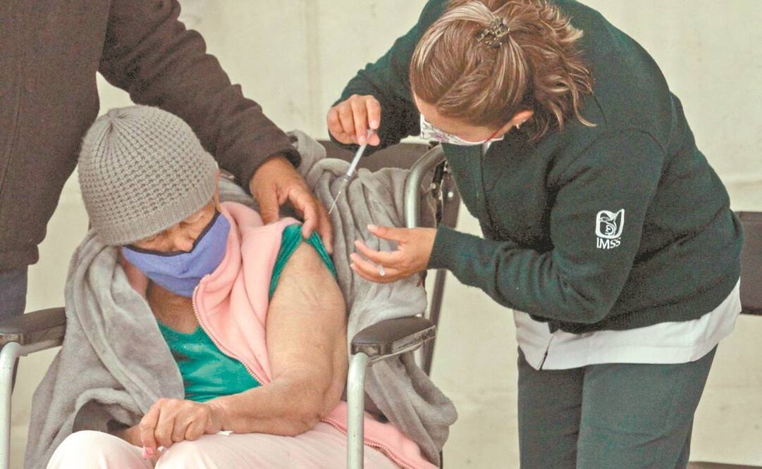 La vacunación de adultos mayores será con todas las medidas para evitar más contagios. Foto: Rogelio Morales. CUARTOSCURO