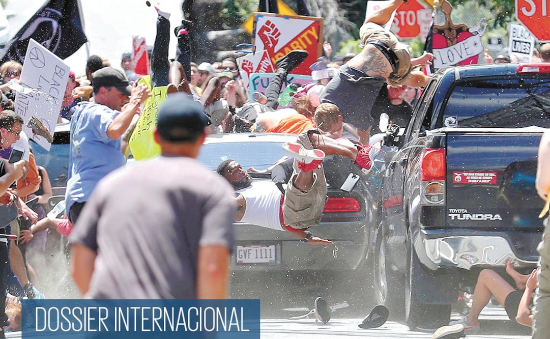 El 12 de agosto de 2017 un neonazi arrolló a un grupo de personas que protestaban contra el nacionalismo blanco, en Charlottesville. En esa acción falleció Heather Heyer. Foto/RYAN M. KELLY. AP