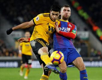 Jiménez y los Wolves inician el año con derrota