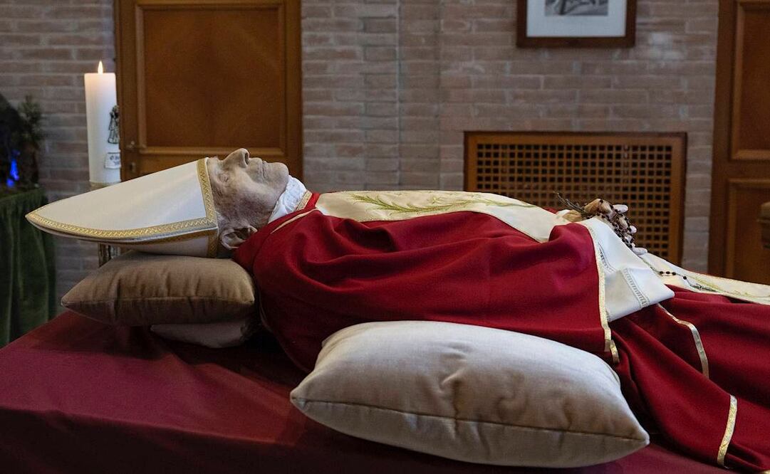 Abre la capilla ardiente del Papa Benedicto XVI