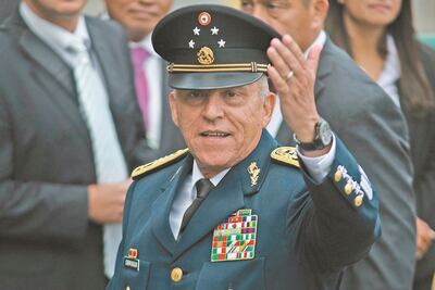 EU va por casas, autos y cuentas del general Cienfuegos