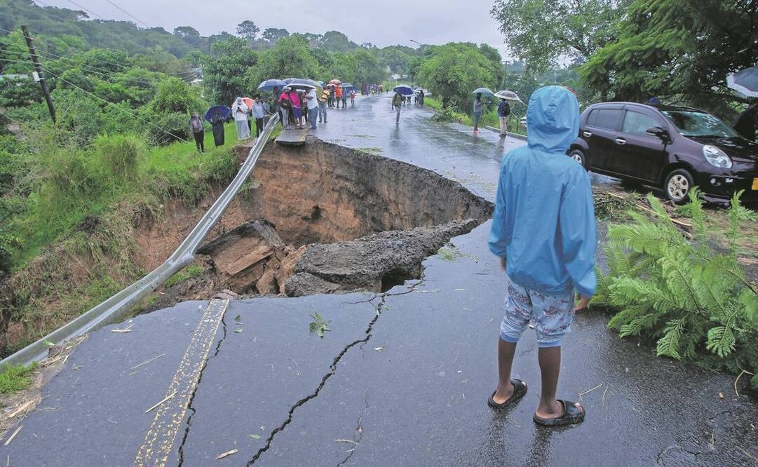 Una carretera colapsó a causa de las inundaciones por las fuertes lluvias que siguieron al ciclón Freddy en Blantyre, Malaui, donde las autoridades declararon estado de desastre.