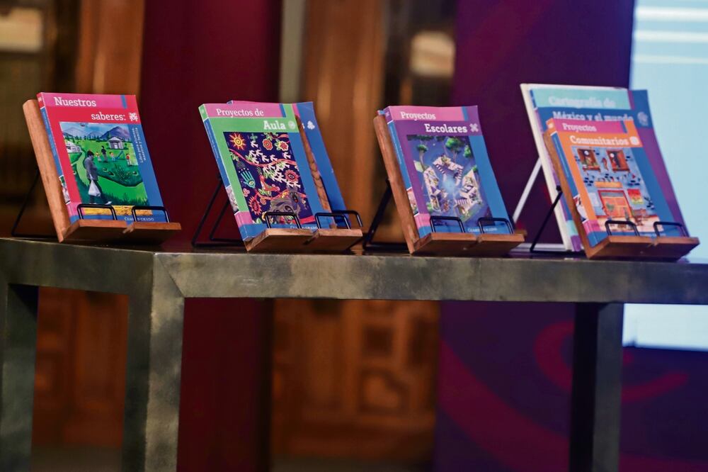 Pese a que la Secretaría de Educación Pública ha impugnado los amparos contra la distribución de los libros de texto, una sentencia definitiva establece que la elaboración de los materiales bibliográficos fue irregular. Foto: Archivo / EL UNIVERSAL
