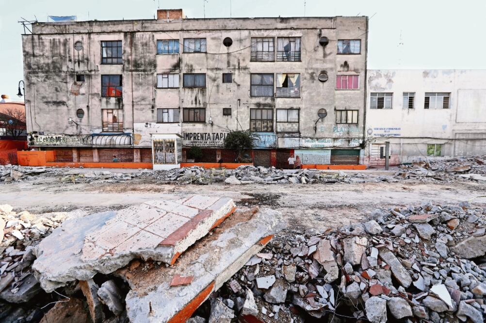 Horacio Robles, director general de Gobierno, explicó que para garantizar que no haya invasión de los carriles se amplió el área peatonal en poco más de un metro que será exclusivo para "diableros" y el manejo de las mercancías (VALENTE ROSAS. EL UNIVERS)