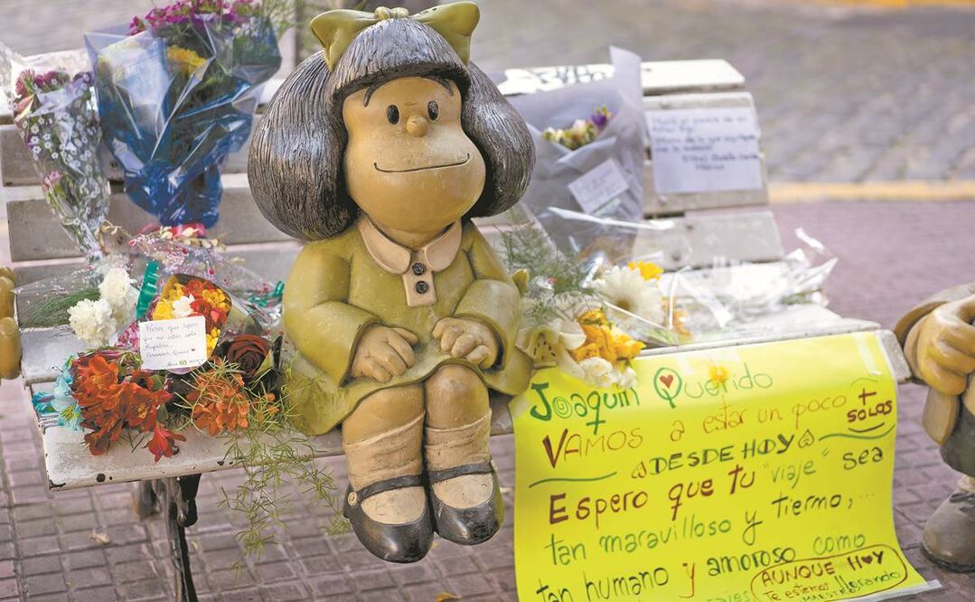 Con mensajes y flores, ante la estatua de Mafalda, en San Telmo, despidieron sus lectores a Quino. Foto: MARTÍN ZABALA. XINHUA