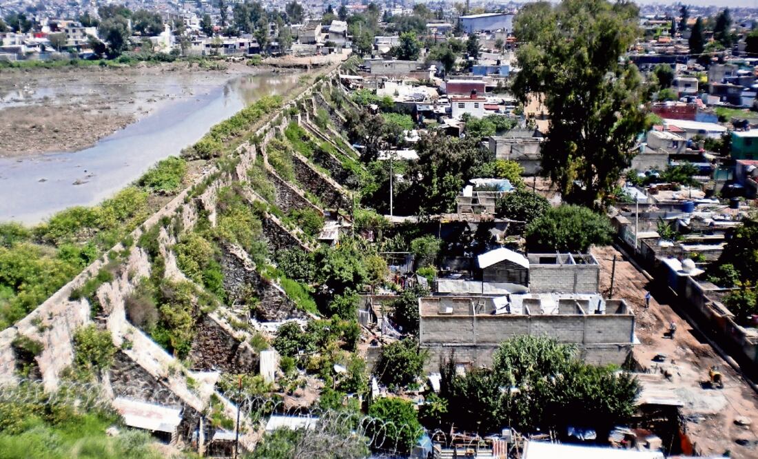 El gobierno de Atizapán precisó que la función de la presa era almacenar agua y regular las aguas combinadas, que eran empleadas para tierras de cultivo en la década de los 70, cuando inició la construcción de viviendas (ESPECIAL)