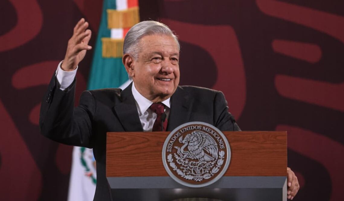 López Obrador dijo “Una señora (la candidata presidencial de oposición Xóchitl Gálvez) que presenta denuncias y denuncias, (que) mis hijos están metidos en negocios vendiendo balasto, ¡falso! ¿dónde están las pruebas?, ninguna, nada”. Foto: Gabriel Pano/EL UNIVERSAL