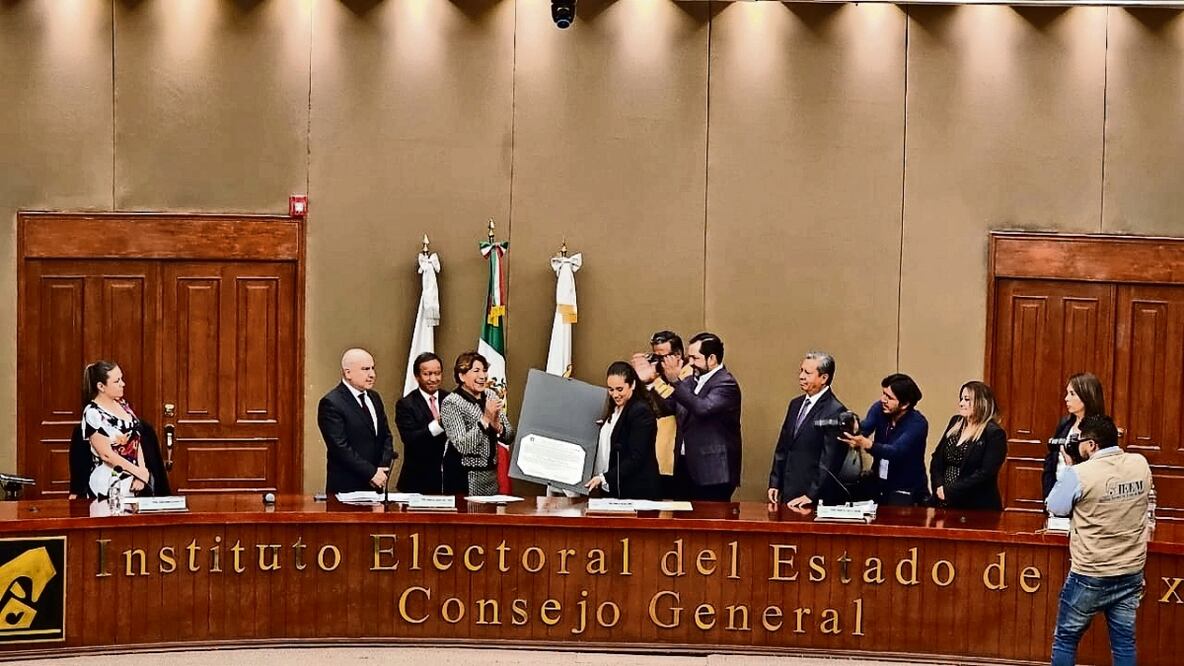 Al entregar la constancia de mayoría a Delfina Gómez, la consejera presidenta del IEEM, Amalia Pulido, afirmó que certeza, independencia, legalidad, objetividad e imparcialidad fueron ejes rectores del proceso electoral.  Foto: Claudia Gonzáles EL UNIVERSAL