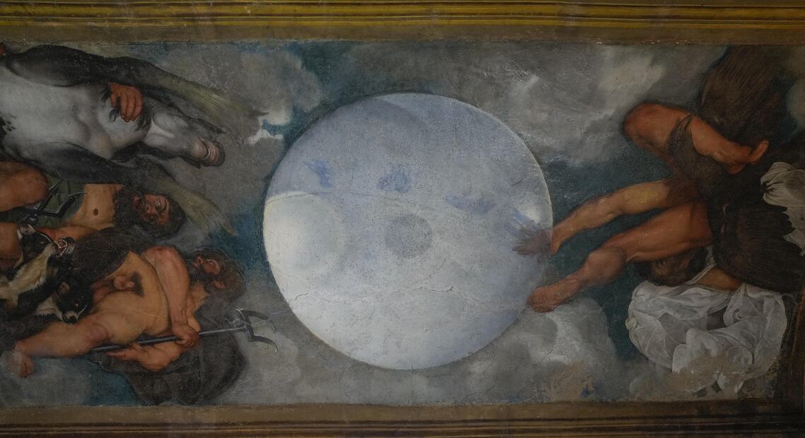 Una pintura mural atribuida al artista del siglo XVI Michelangelo Merisi, conocido como Caravaggio, se ve dentro del Casino dell'Aurora, también conocido como Villa Ludovisi, en Roma. Foto: AP /Gregorio Borgia, archivo.