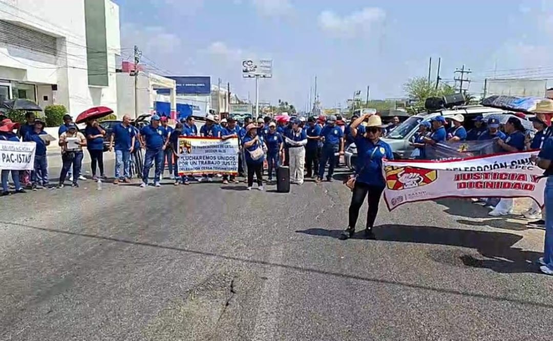 En el marco del Día Internacional del Trabajo, trabajadores de los hospitales del Istmo de Tehuantepec, marcharon en la ciudad de Salina Cruz, Oaxaca (01/05/2025). Foto: Especial