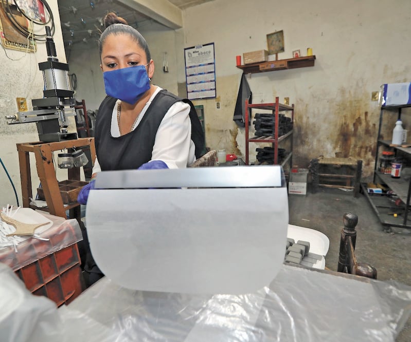 En el taller de Ricardo León, representante de la agrupación Procasma, adoptaron la manufactura de caretas de acetato reutilizando la maquinaria con la que fabricaban calzado de piel. Foto: JORGE ALVARADO/EL UNIVERSAL