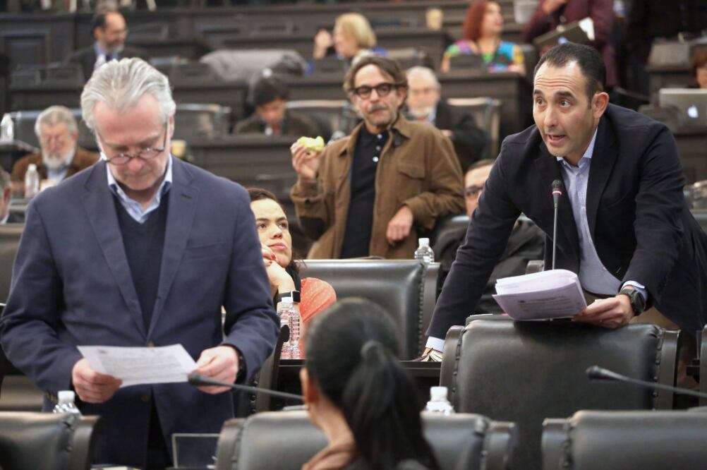La madrugada del lunes, la Asamblea Constituyente se entrampó por las propuestas de Gil Zuarth en materia de construcciones; el PRD decía que ya habían sido desechadas y Gil recordó que acordaron reponer la votación. (BERENICE FREGOSO. EL UNIVERSAL)