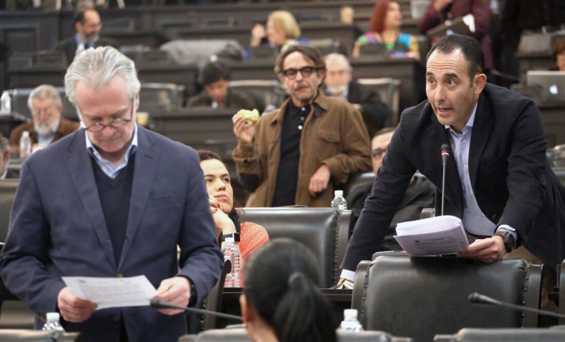 La madrugada del lunes, la Asamblea Constituyente se entrampó por las propuestas de Gil Zuarth en materia de construcciones; el PRD decía que ya habían sido desechadas y Gil recordó que acordaron reponer la votación. (BERENICE FREGOSO. EL UNIVERSAL)