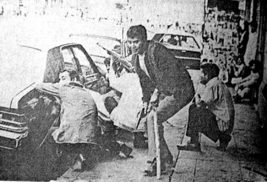 Porros de la UNAM reviven varas de “halcones” del 71