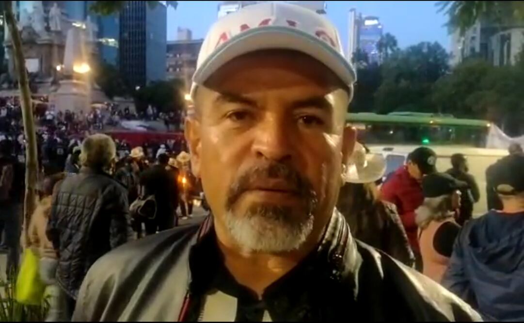 José Manuel Alfaro, quién desde hace 30 años emigró a Estados Unidos, regresó a México a apoyar al presidente López Obrador en la marcha de este domingo. Foto: captura de video 