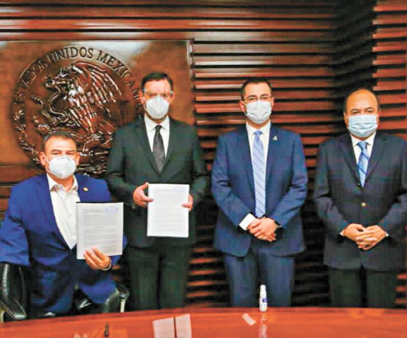 El gobernador (segundo de izq. a der.) dijo que la iniciativa ya era una exigencia de los ciudadanos. ESPECIAL