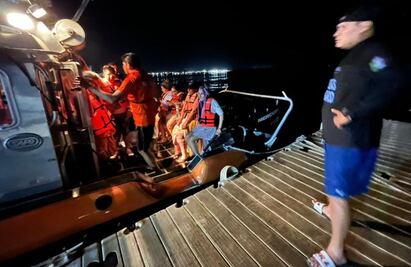 Por falla en motor, embarcación con más de 30 turistas se queda varada en costas de Mazatlán