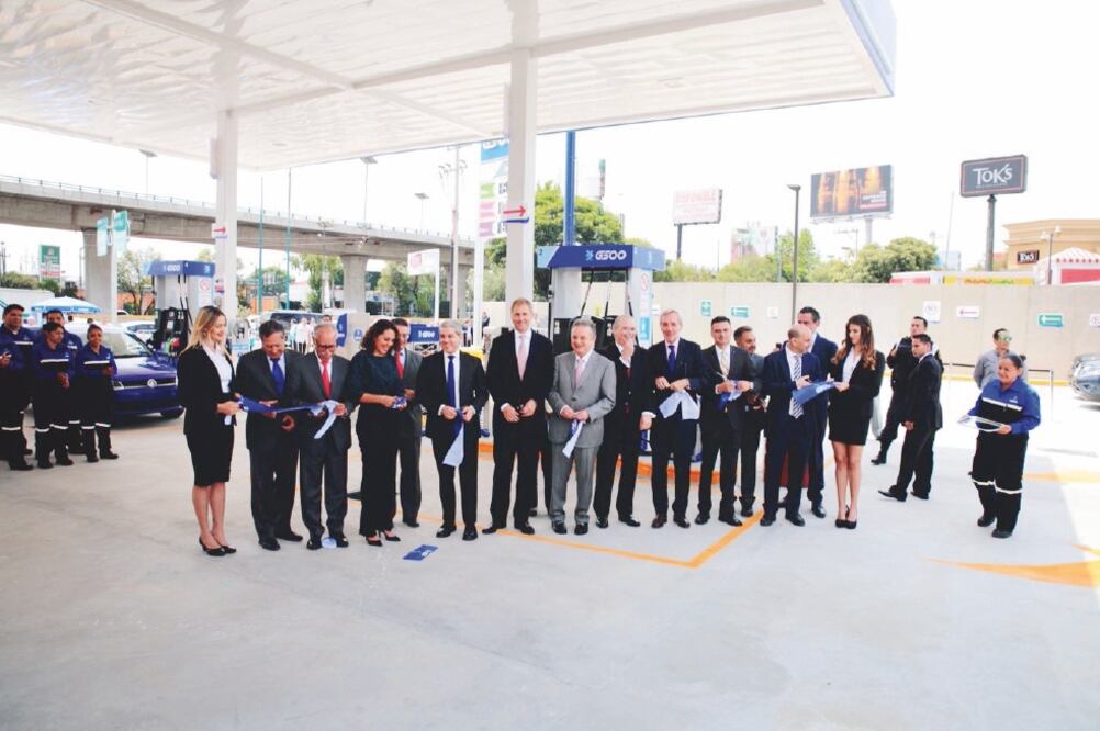 Joaquín Coldwell, secretario de Energía, y directivos G500 y Glencore al inaugurar la primera gasolinera del grupo. (G500)