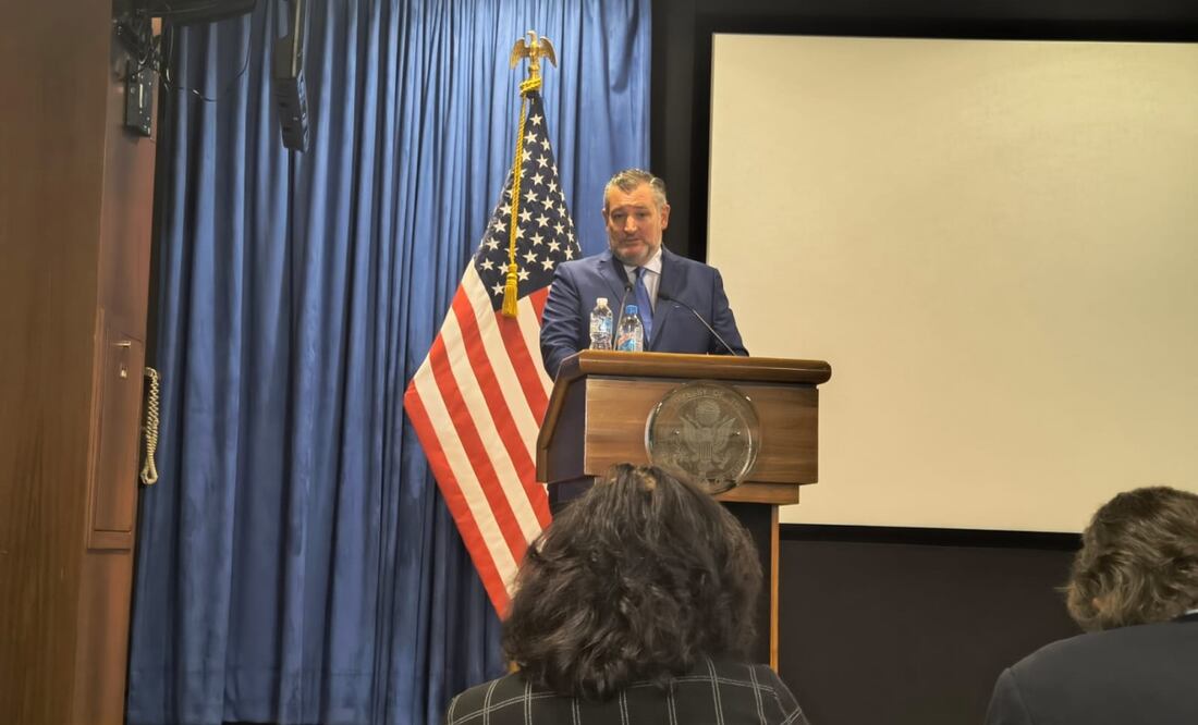 Ted Cruz, senador republicano, en conferencia de prensa en la embajada de Estados Unidos en México. Foto: especial