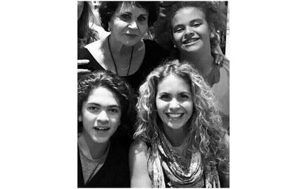 Lucero agradece que su madre siempre la cuidó: "sin saber nada del medio hizo todo por su hija"