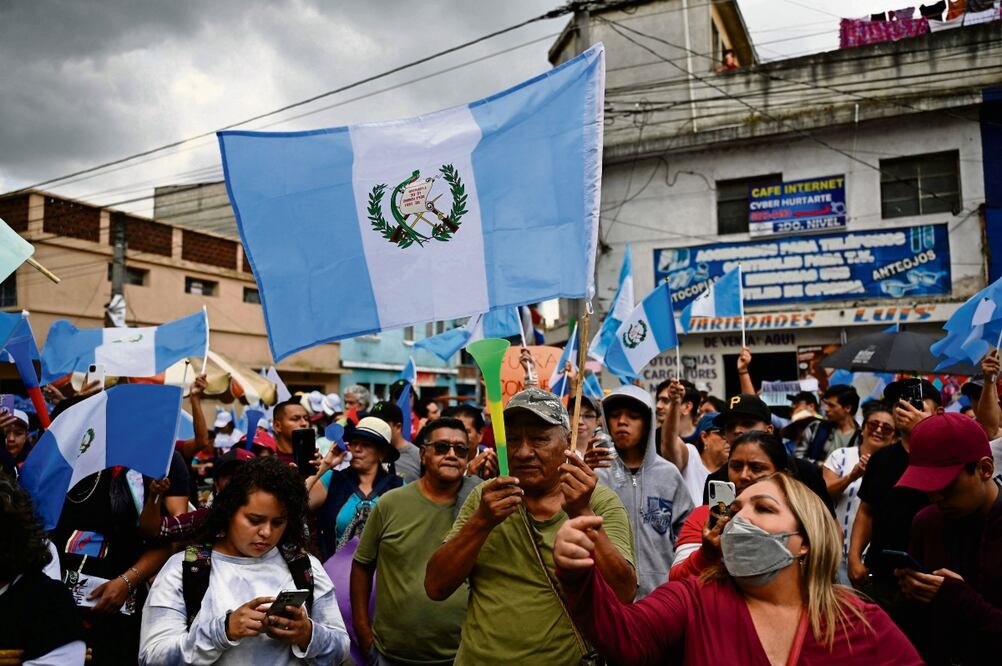 Asistentes a una manifestación para exigir la renuncia de la fiscal general Consuelo Porras y del fiscal Rafael Curruchiche, en la Ciudad de Guatemala, el 25 de agosto pasado. Foto: Johan Ordonez / AFP
