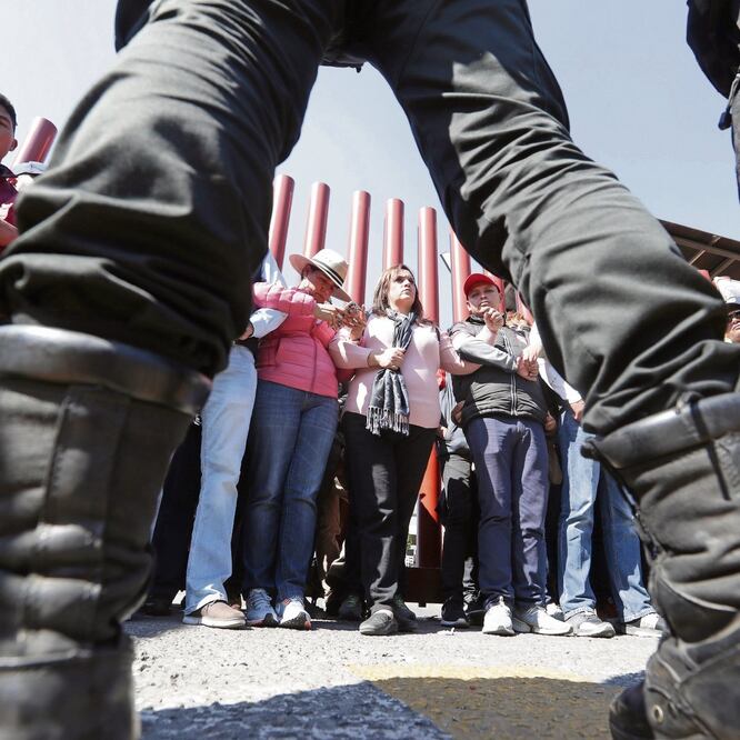 Los campesinos formaron dos vallas y encararon a decenas de policías, después la situación se calmó. LUIS CORTÉS. EL UNIVERSAL