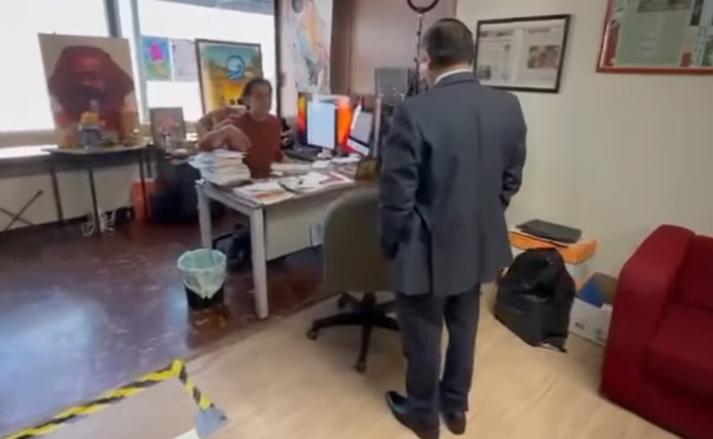 Marx Arriaga denunció que elementos de la Policía de la CDMX intentó ingresar a su oficina. Foto: Captura de video