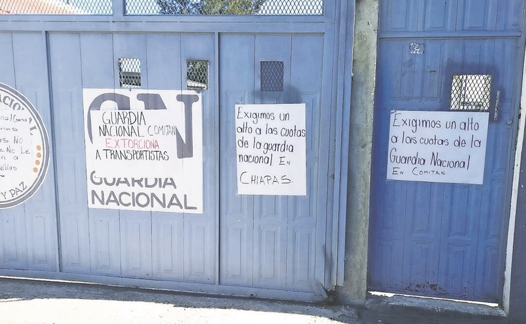 Los camioneros colocaron pancartas en las puertas de la Guardia Nacional para expresar sus inconformidades. Foto. Fredy Martín/EL UNIVERSAL