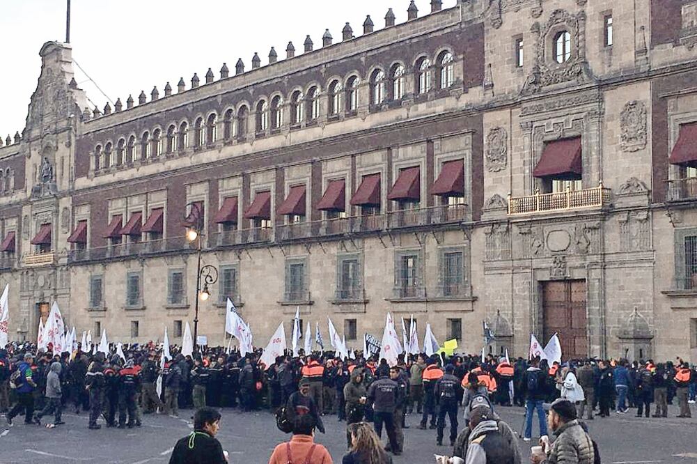 Desde antes de las 6:00 horas, trabajadores —en su mayoría de la sección de limpia y de Nómina 8— llegaron a la Plaza de la Constitución, mientras que unos 600 bomberos se formaron frente a un acceso del Palacio Nacional. Foto: GERARDO SUÁREZ.EL UNIVERSAL
