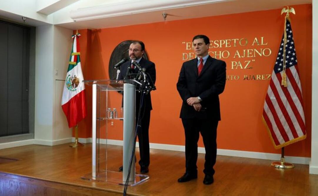 Mexican Foreign Minister Luis Videgaray (L) speaks at a news conference at the Mexican Embassy in Washington, alongside recently appointed Mexican Ambassador to the U.S. Gerónimo Gutiérrez (R) on March 9, 2017 – Photo: Aaron P. Bernstein /REUTERS