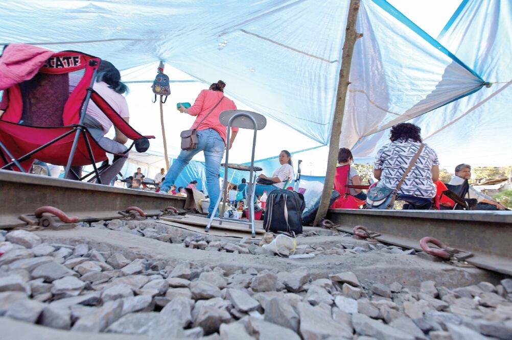 Maestros del FNLS y el CEND liberaron por unas horas las vías del tren en Pátzcuaro y la noche del martes reanudaron su bloqueo; en Uruapan no se han movido. (RODOLFO AYALA. EL UNIVERSAL)
