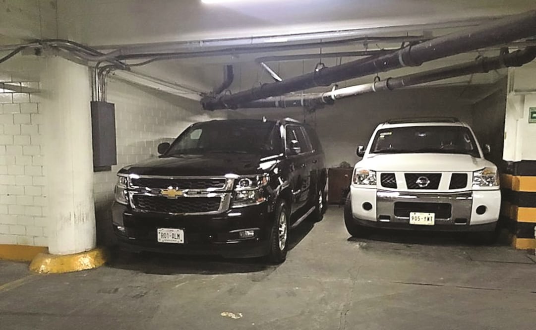 Una camioneta Nissan blanca placas 905-YWT, y una Suburban negra placas RO1-ALM eran usadas por los ex mandatarios capitalinos Miguel Ángel Mancera y su sustituto, José Ramón Amieva. GERARDO SUÁREZ. EL UNIVERSAL