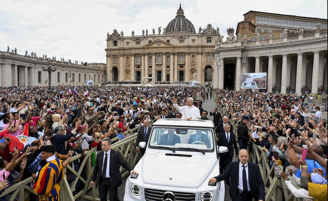 El papa León XIV saluda a la multitud reunida en la Plaza de San Pedro, en El Vaticano, tras su primera Audiencia General semanal, en mayo de 2025. Foto: EFE