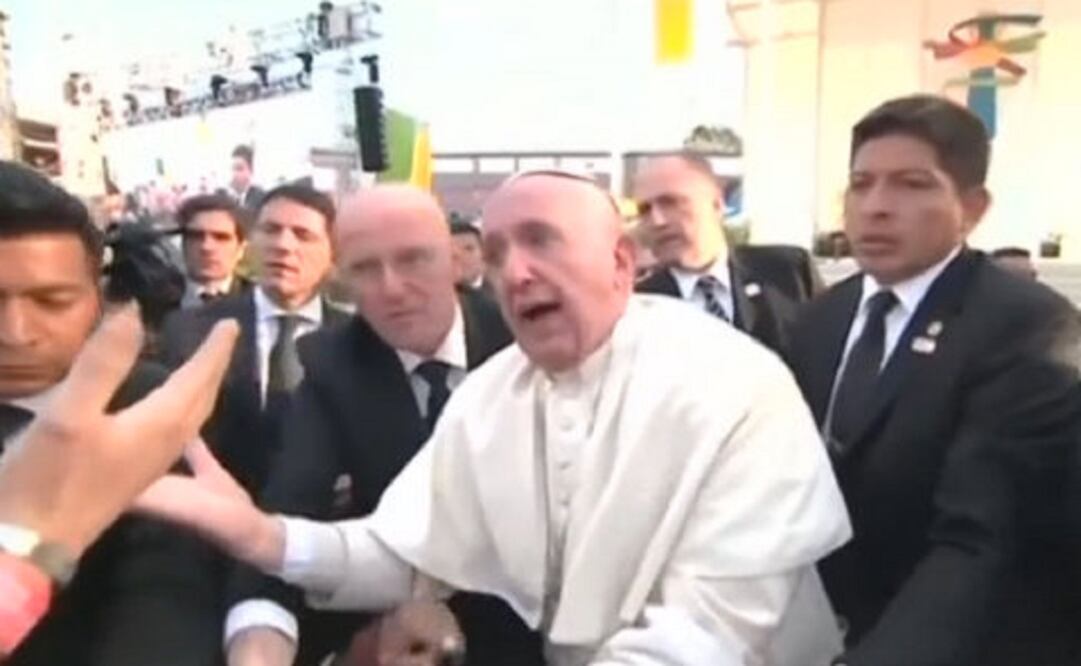 After he returned to an upright position, his face turned angry. He looked at the person, raised his voice and said twice in Spanish: “Don’t be selfish!” (Photo: Reuters) 