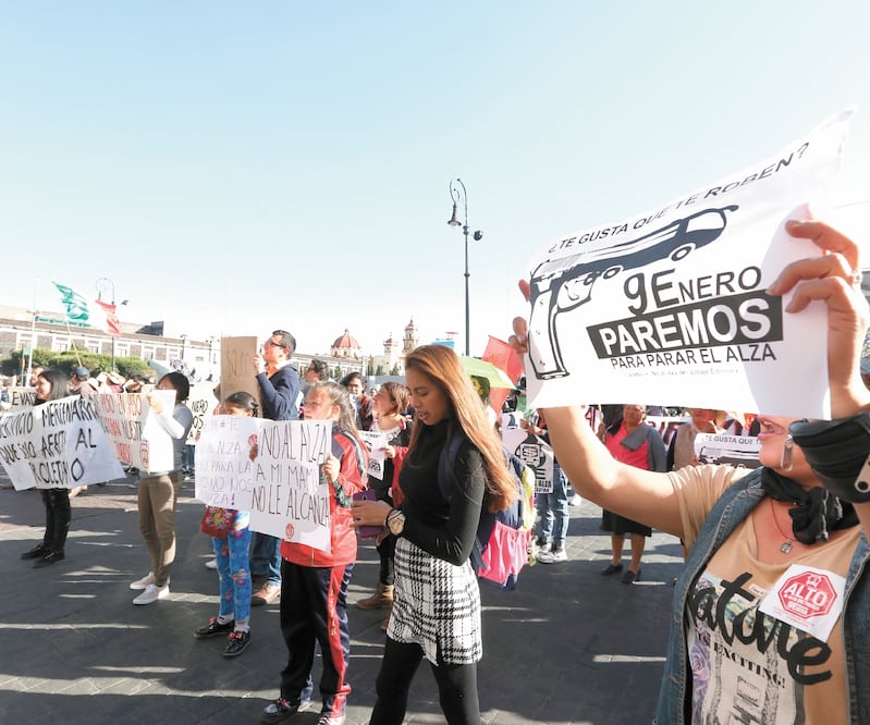 Manifestaciones contra el alza de dos pesos al servicio de transporte concesionado dejaron un saldo de tres jóvenes detenidos, además de agresiones de policías contra mujeres que se manifestaban en Tlalnepantla. Foto: JORGE ALVARADO. EL UNIVERSAL