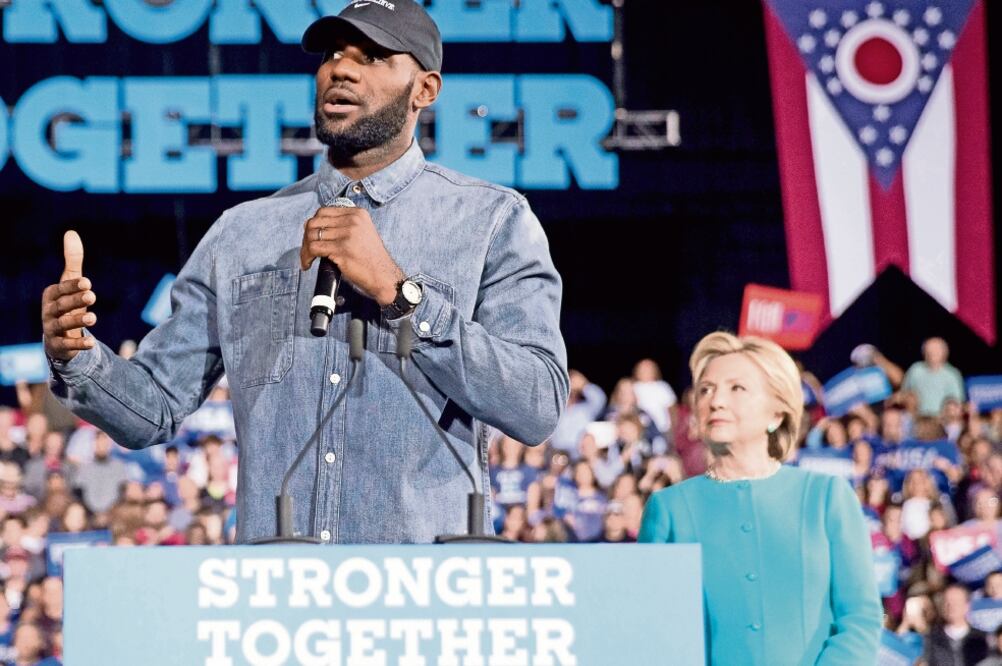 James y Hillary compartieron el micrófono ante los posibles votantes (ANDREW HARNIK. AP)