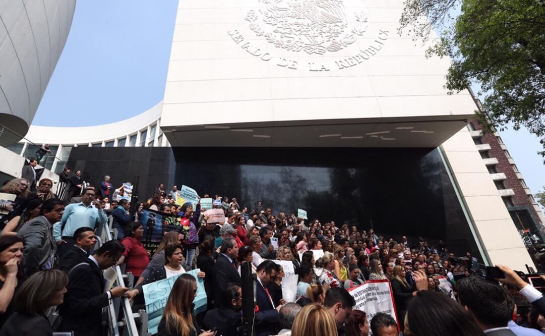 Padres de familia y maestras protestan afuera del Senado. Foto: Berenice Fregoso/EL UNIVERSAL 