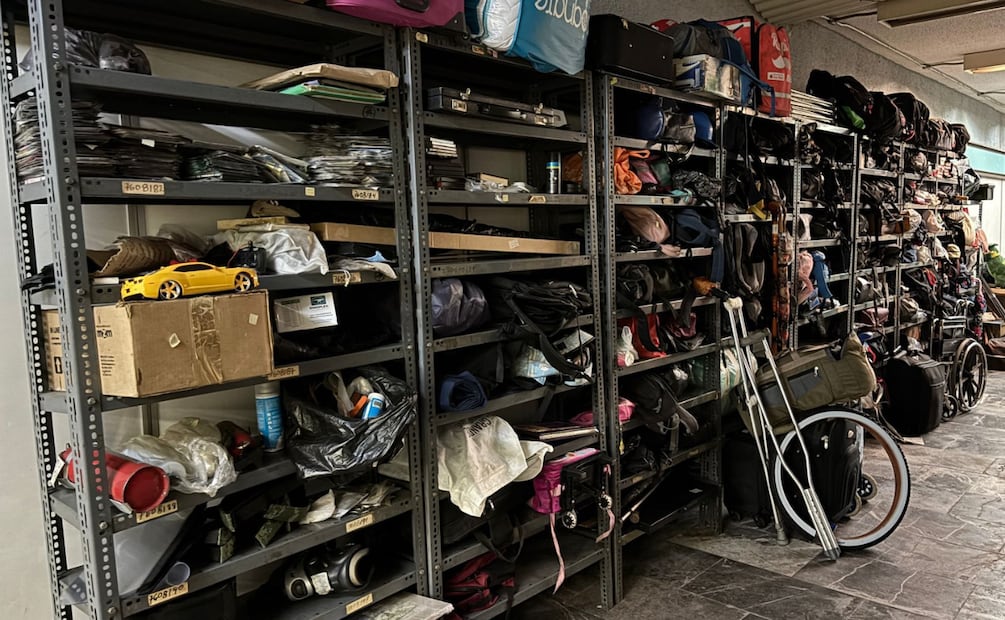 En 2025 la Oficina de Objetos Extraviados recibió 2 mil 649 artículos, como celulares, mochilas, maletas, cascos y credenciales. | Foto: Especial.