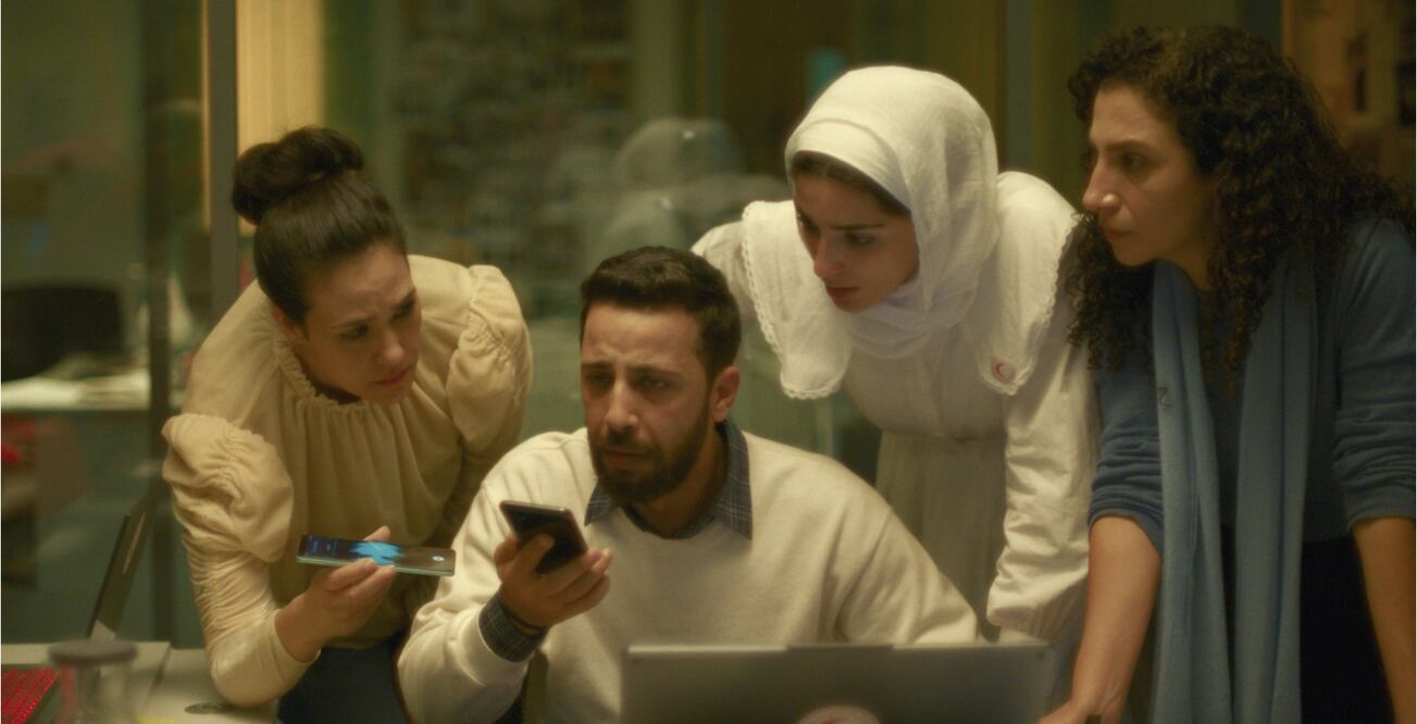 Esta imagen difundida por Mime Films/Tanit Films muestra a Nesbat Sarha, de izquierda a derecha, Motaz Malhees, Saja Kilani y Clara Khoury en una escena de "The Voice of Hind Rajab". Foto: Mime Films/Tanit Films vía AP.
