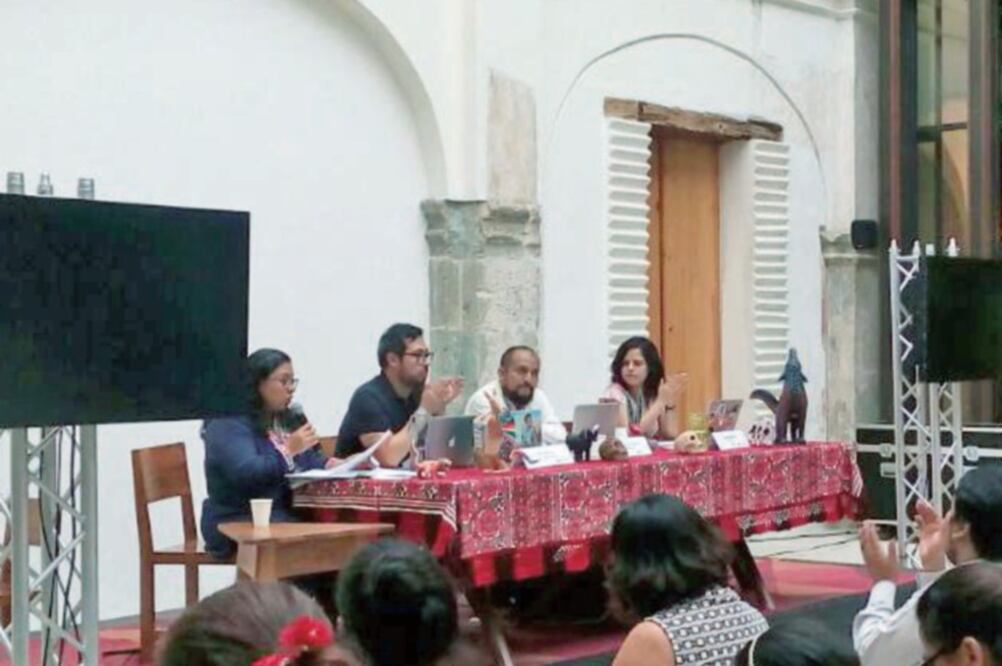 Los ilustradores Jairo Buitrago, y Cuauhtémoc Wetzka y la investigadora Gabriela Badillo. (CARLOS RAMÍREZ. EL UNIVERSAL)