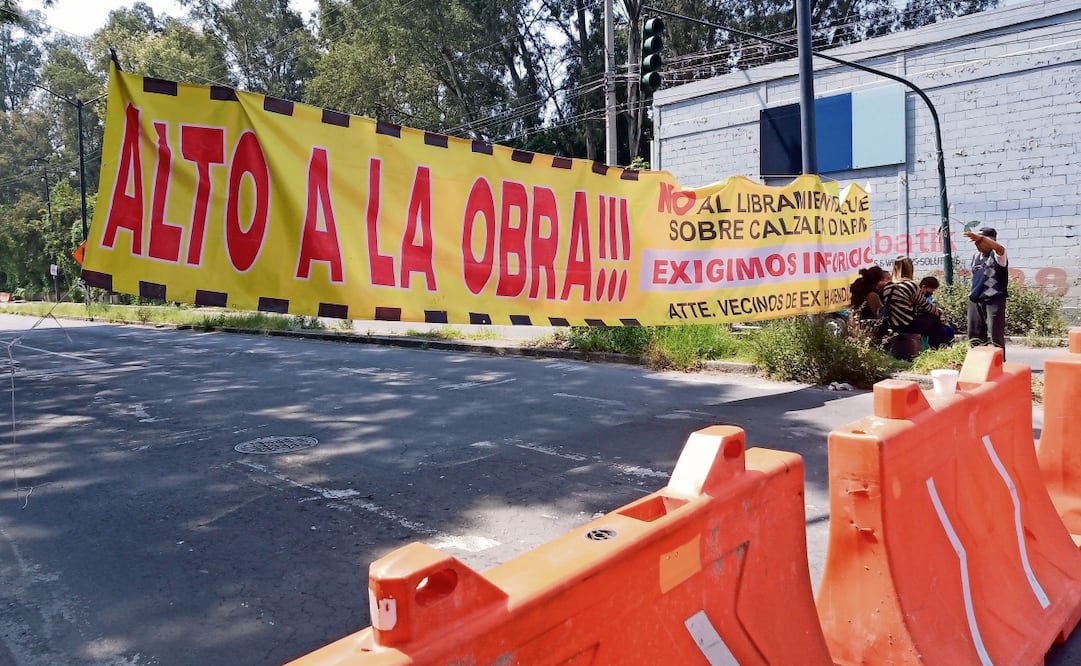Habitantes de tres colonias cercanas al Macrolibramiento Mexiquense mantienen detenida la obra del Tramo 0 y exigen información precisa sobre los estudios de la mecánica de suelo. Foto: Rebeca Jiménez / EL UNIVERSAL