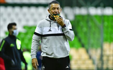 Nacho Ambriz explota y defiende a Rodolfo Cota