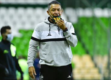 Nacho Ambriz explota y defiende a Rodolfo Cota