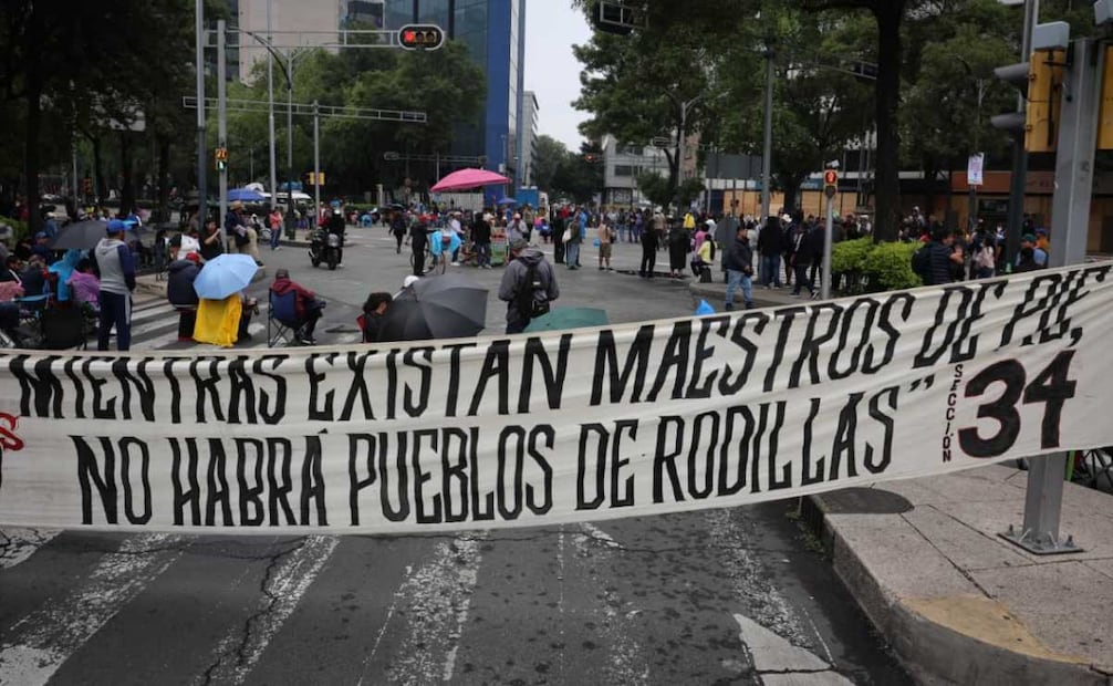 Bloqueo de integrantes de la Coordinadora Nacional de Trabajadores de la Educación (CNTE) en Avenida Insurgentes y Paseo de la Reforma. Foto: Luis Camacho / EL UNIVERSAL