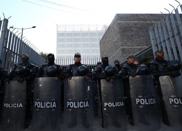 Decenas de militares y policías cercan la Asamblea Nacional de Ecuador