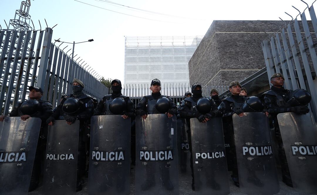 Policías vigilan los alrededores del Palacio de Carondelet, en Quito (Ecuador). Foto: Ilustrativa. EFE